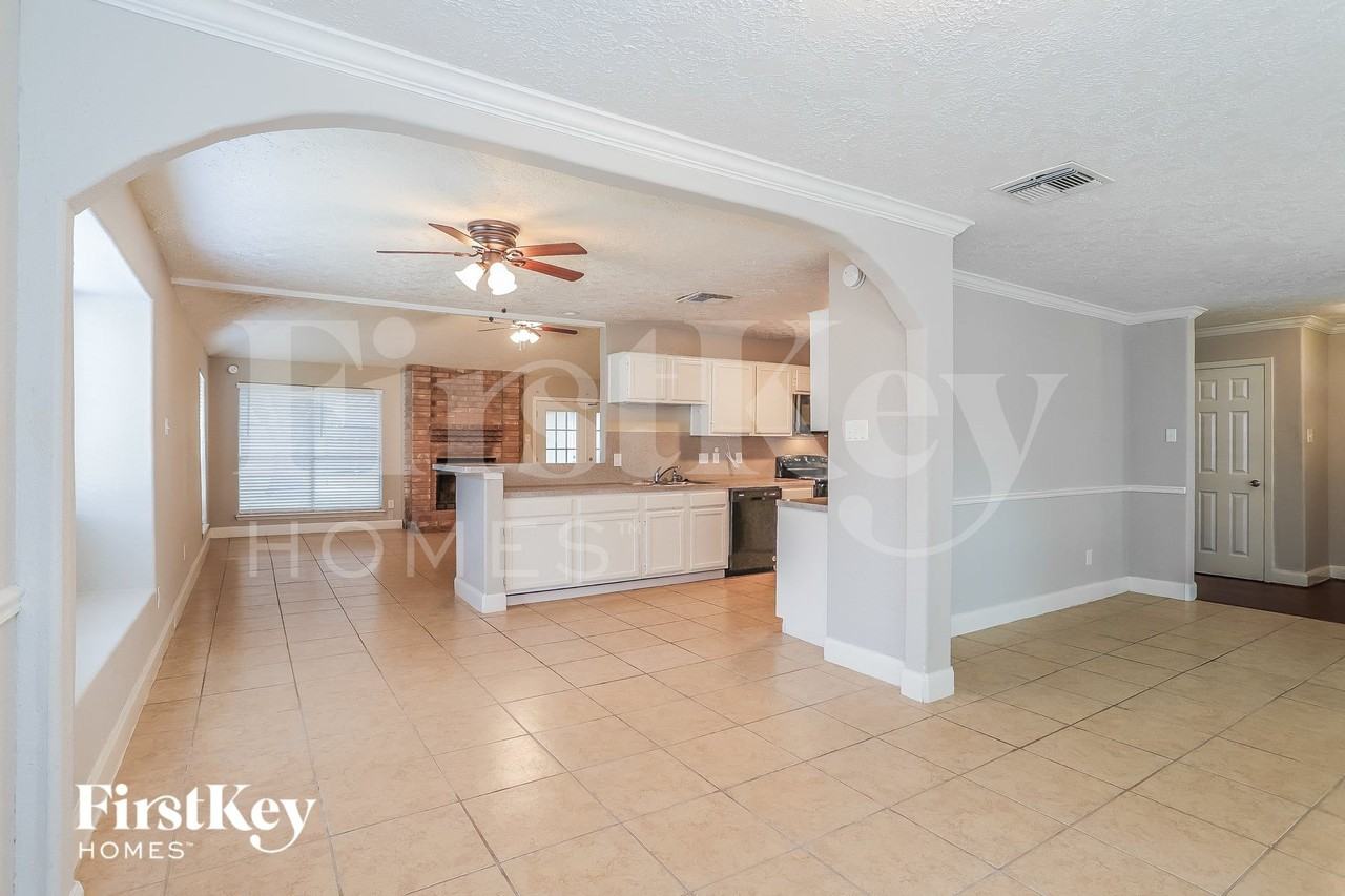 2922 Laurelridge Dr - Photo 5 of 16