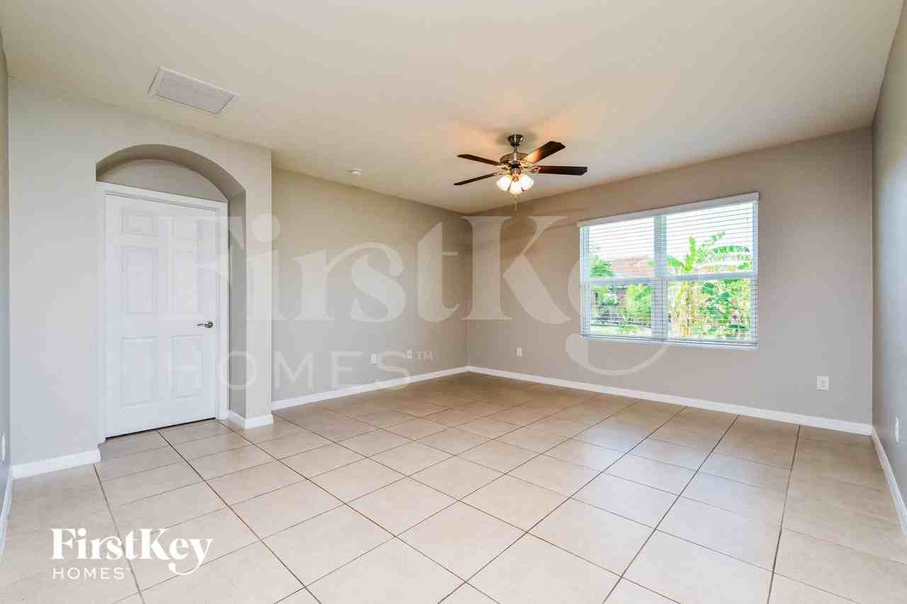 2704 Sw 32nd St - Photo 2 of 15