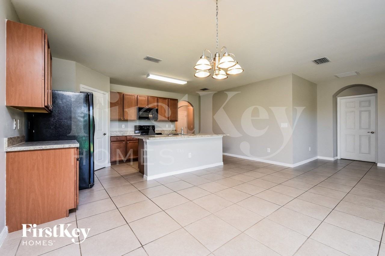 2704 Sw 32nd St - Photo 4 of 15