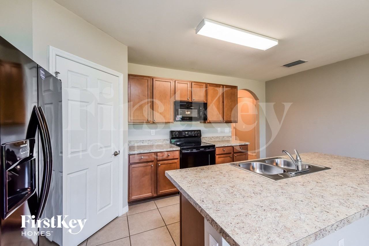 2704 Sw 32nd St - Photo 5 of 15