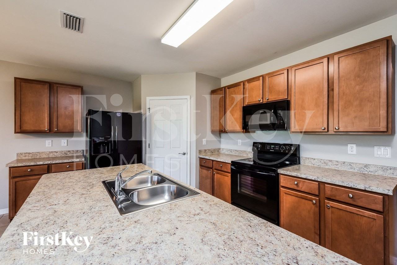 2704 Sw 32nd St - Photo 6 of 15