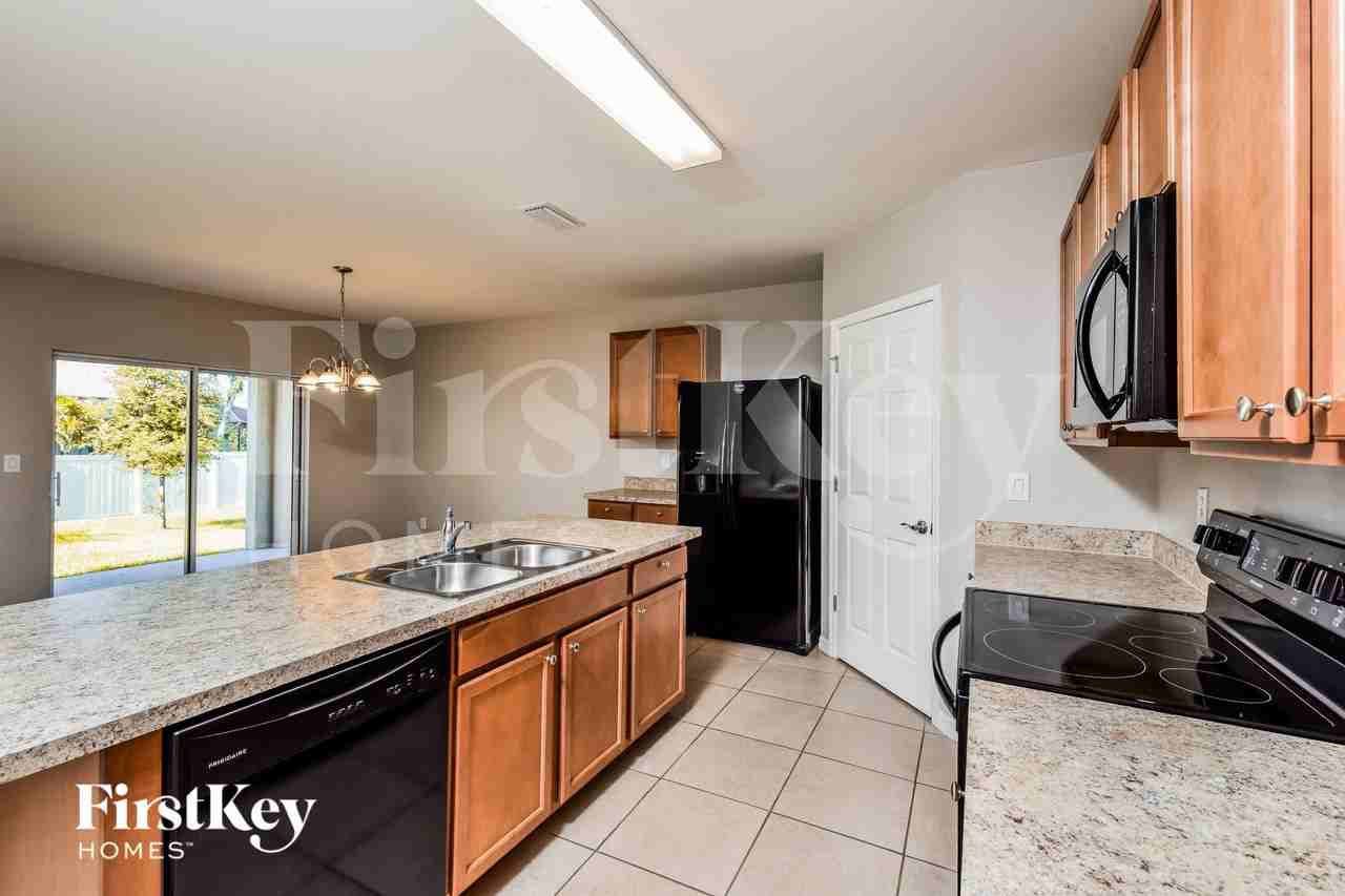 2704 Sw 32nd St - Photo 7 of 15