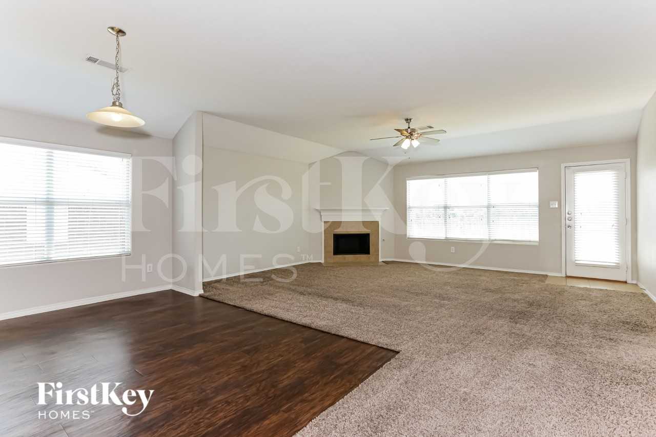1422 Waldrop Dr - Photo 2 of 17