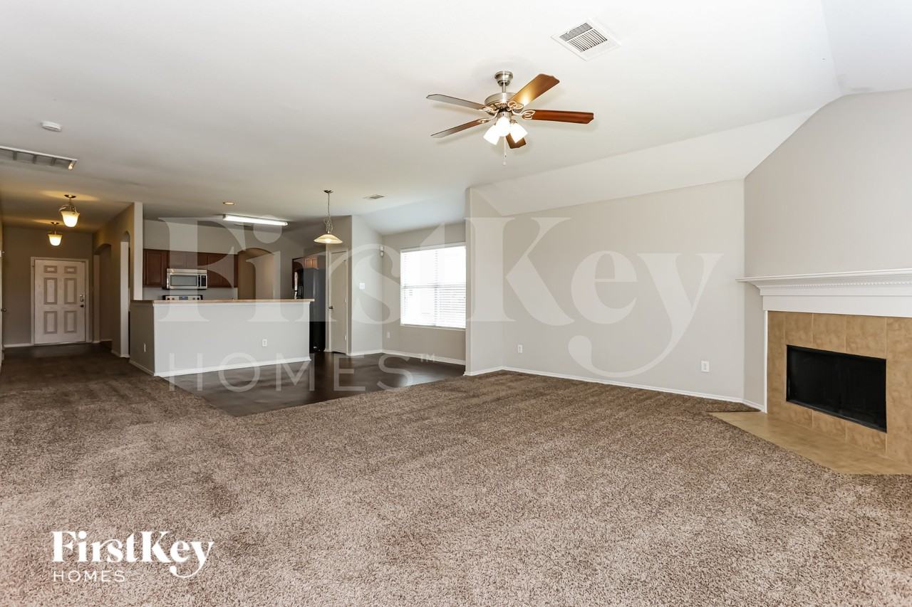 1422 Waldrop Dr - Photo 3 of 17