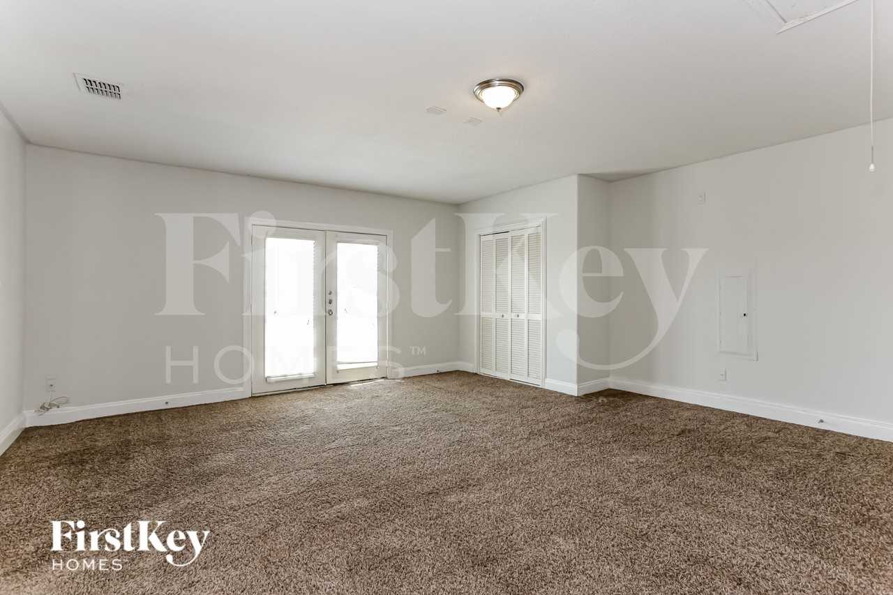 1422 Waldrop Dr - Photo 4 of 17