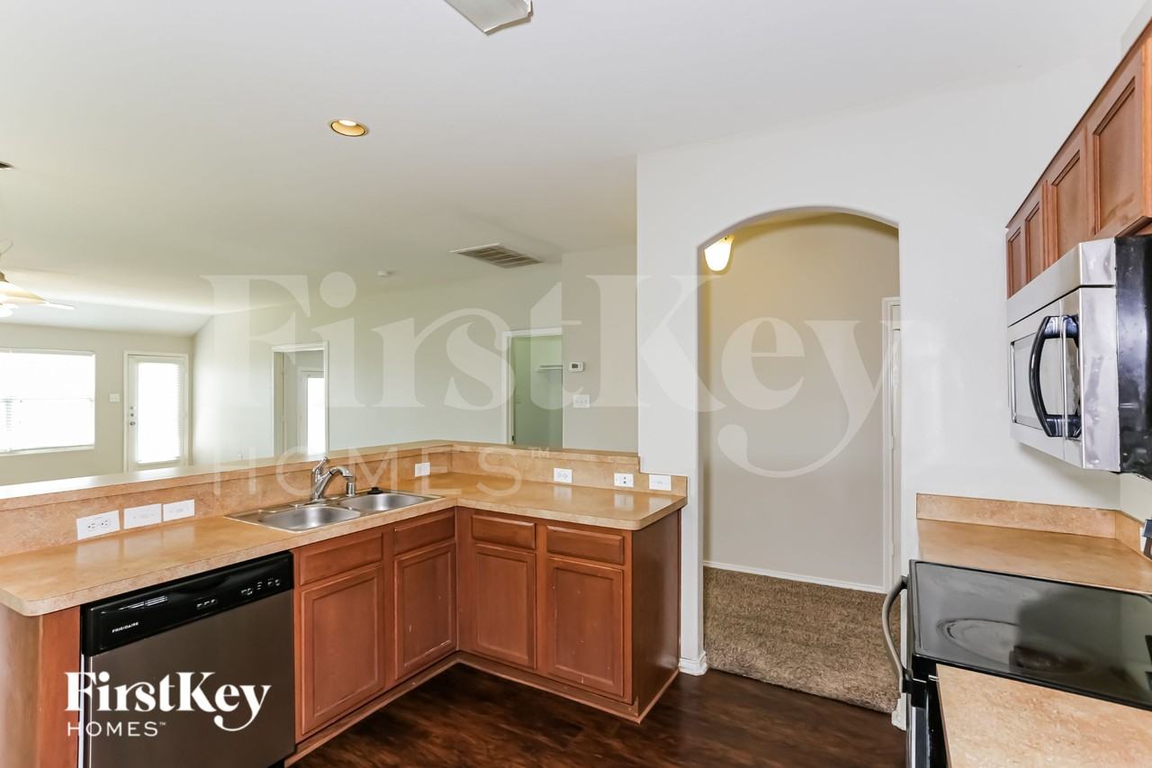 1422 Waldrop Dr - Photo 6 of 17