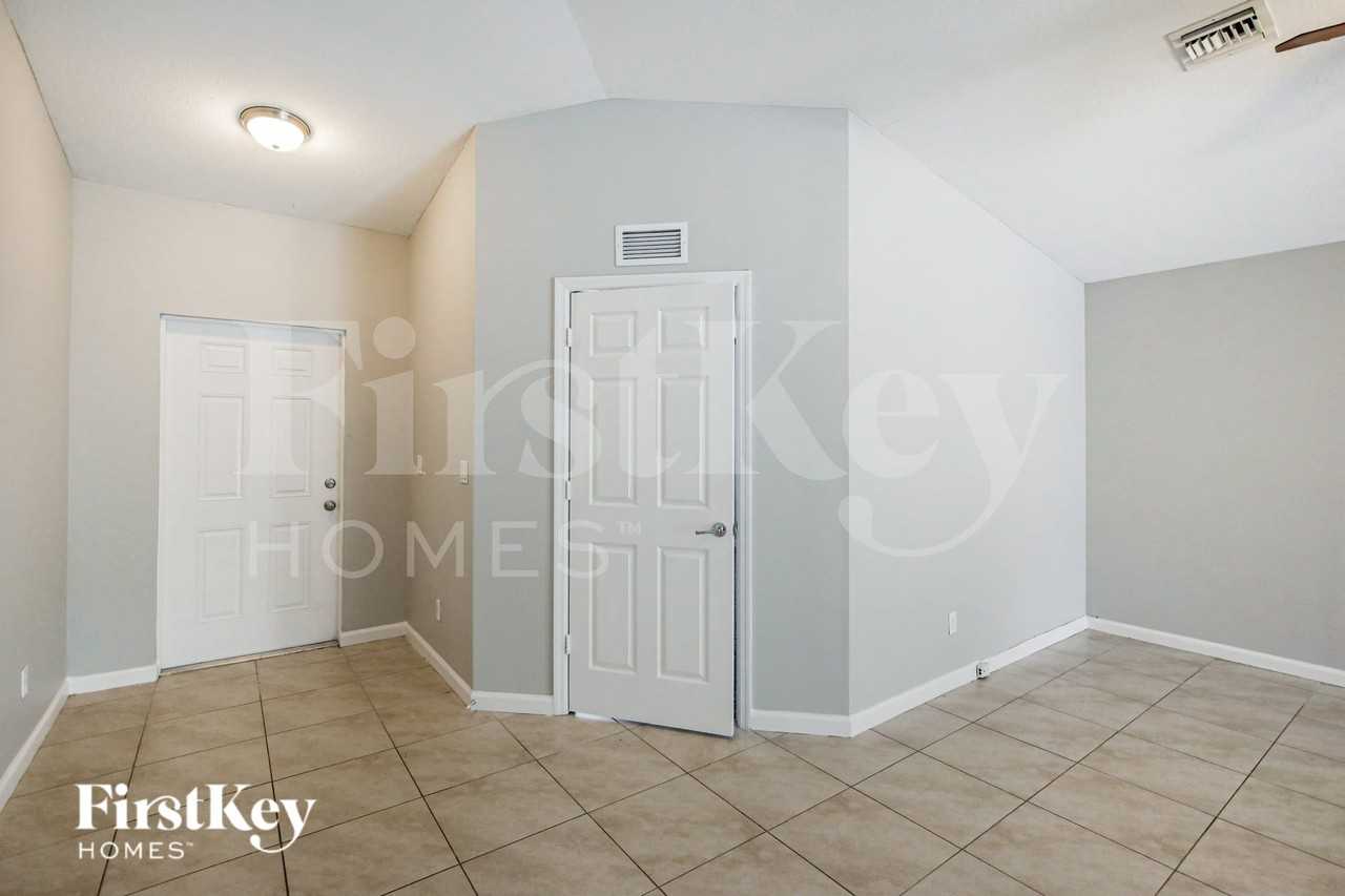 1351 Sw Amboy Ave - Photo 2 of 16