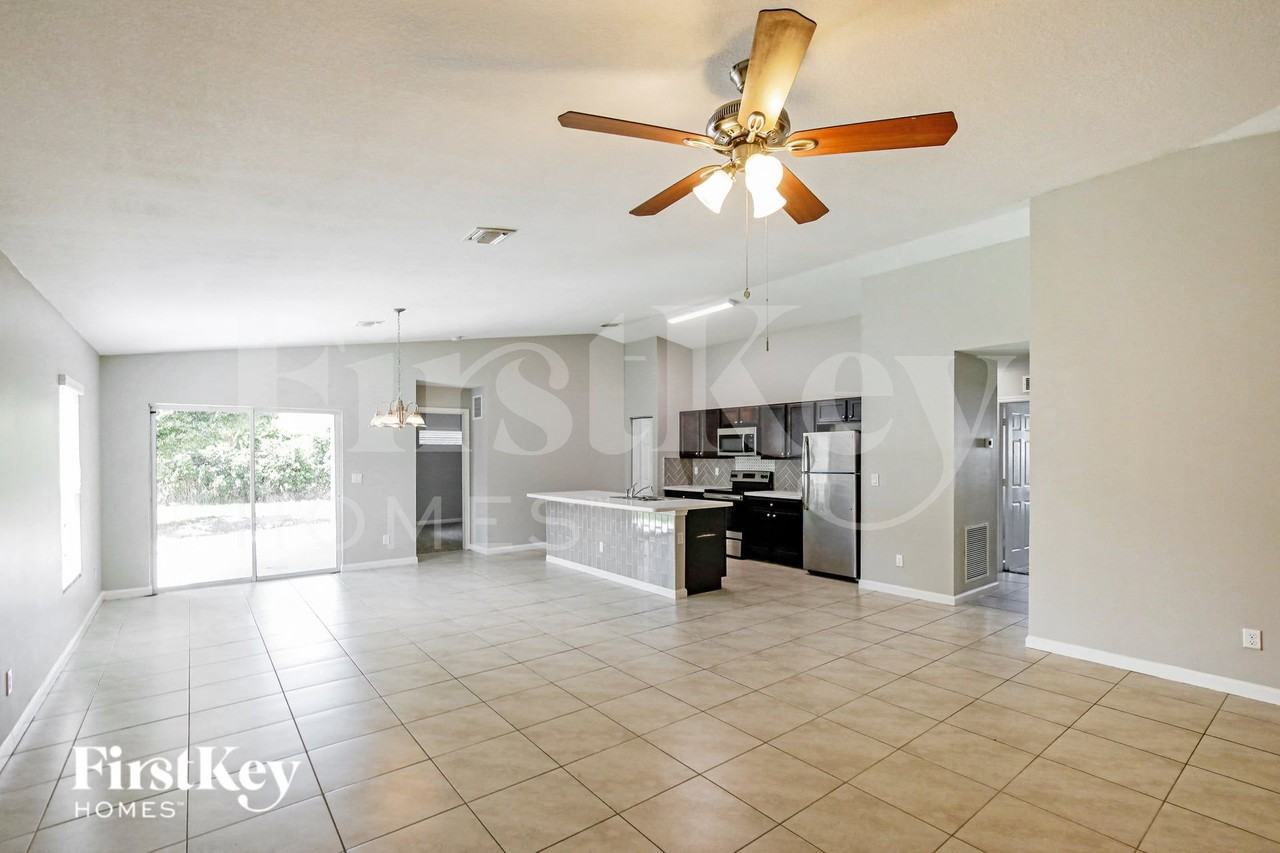 1351 Sw Amboy Ave - Photo 3 of 16