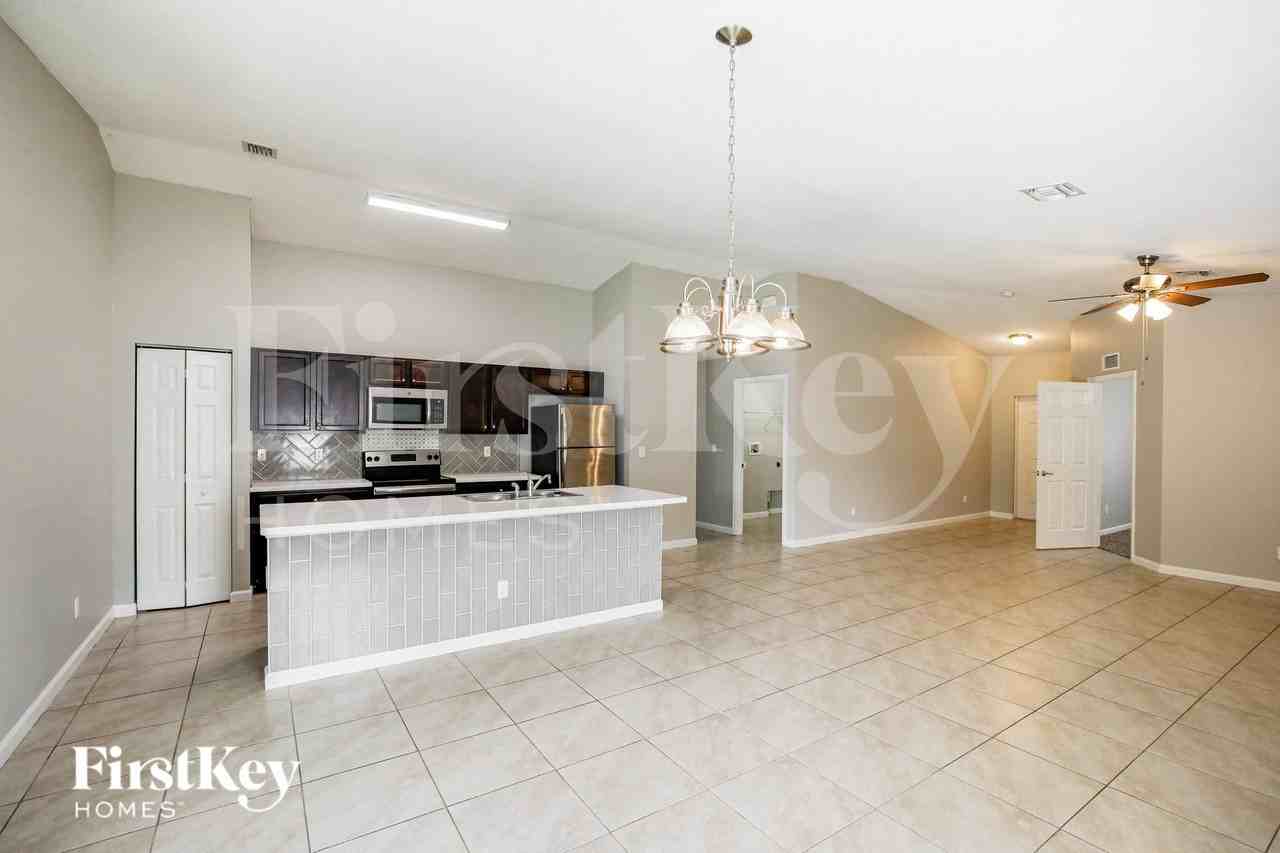 1351 Sw Amboy Ave - Photo 4 of 16