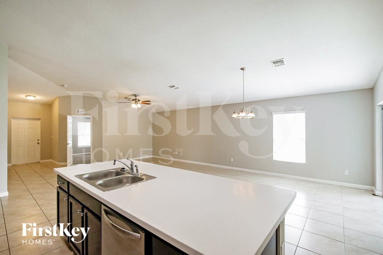 1351 Sw Amboy Ave - Photo 6 of 16