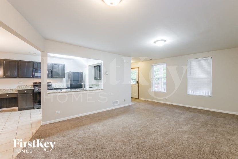 1028 Four Seasons Blvd - Photo 3 of 15