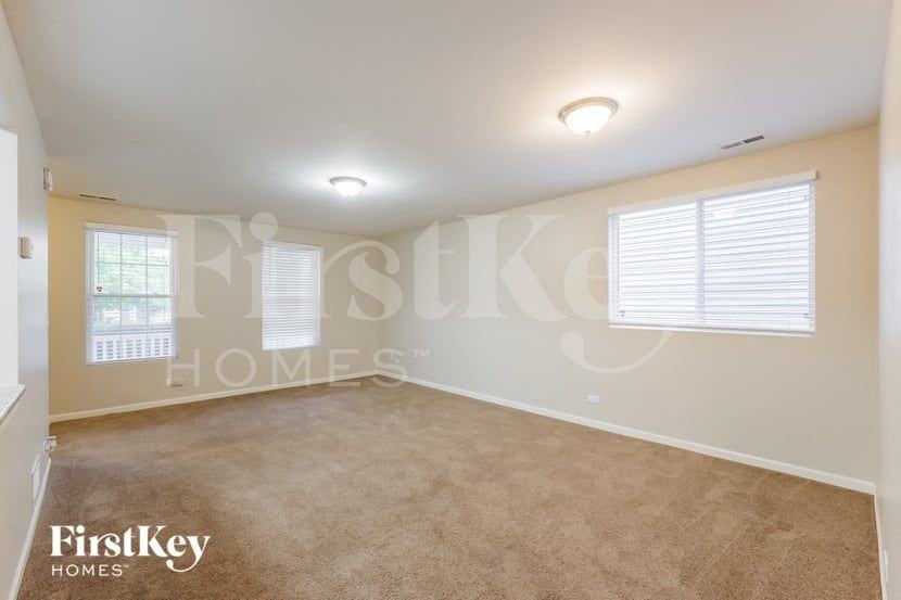 1028 Four Seasons Blvd - Photo 4 of 15