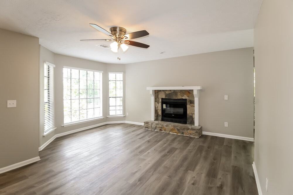 1097 Williamsburg Ln - Photo 6 of 17