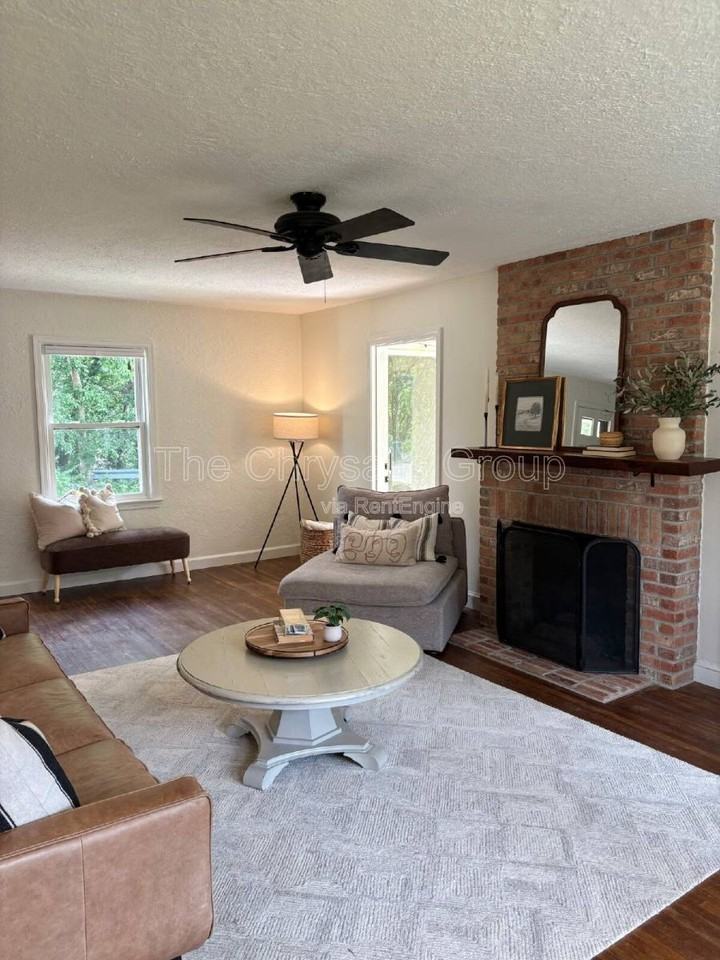 403 W Van Buren St - Photo 2 of 10