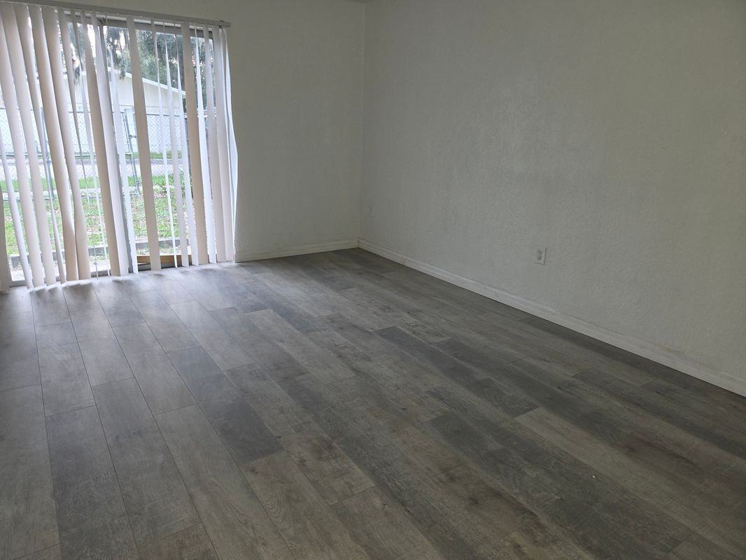 1033 Sumner St - Photo 4 of 16