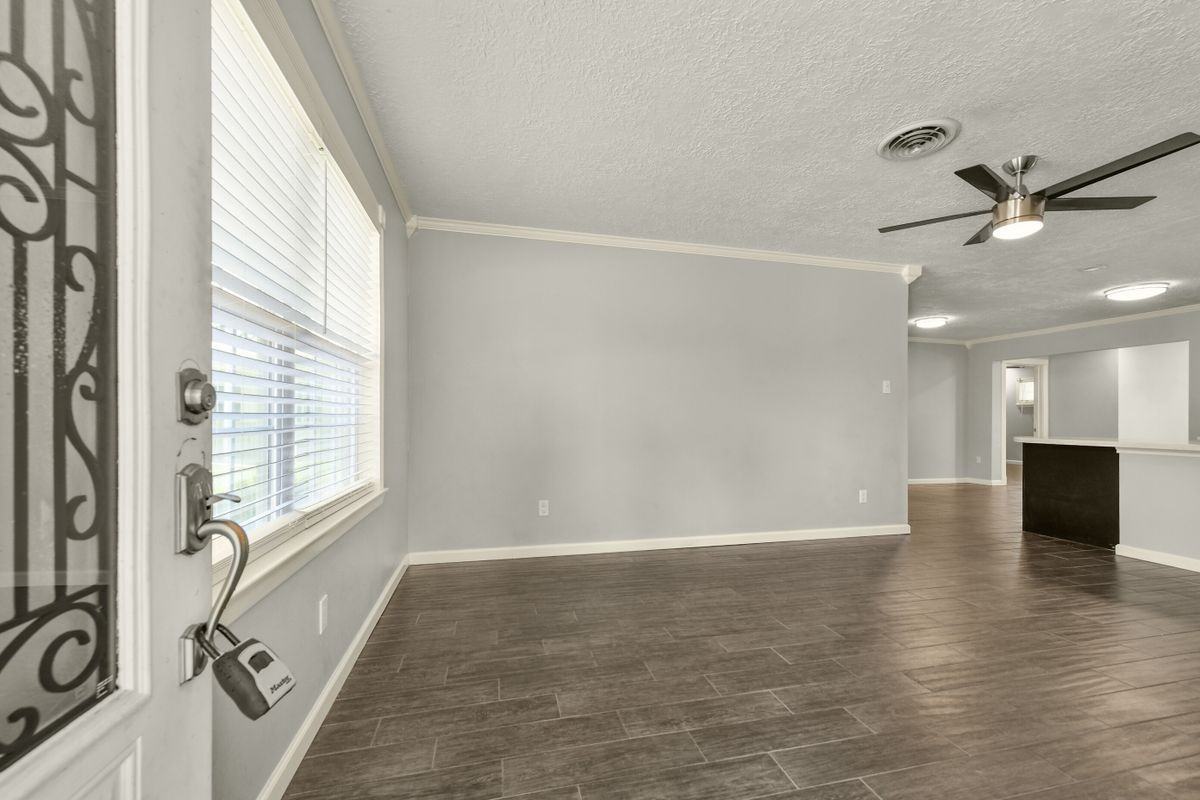 1125 Grace St - Photo 4 of 28