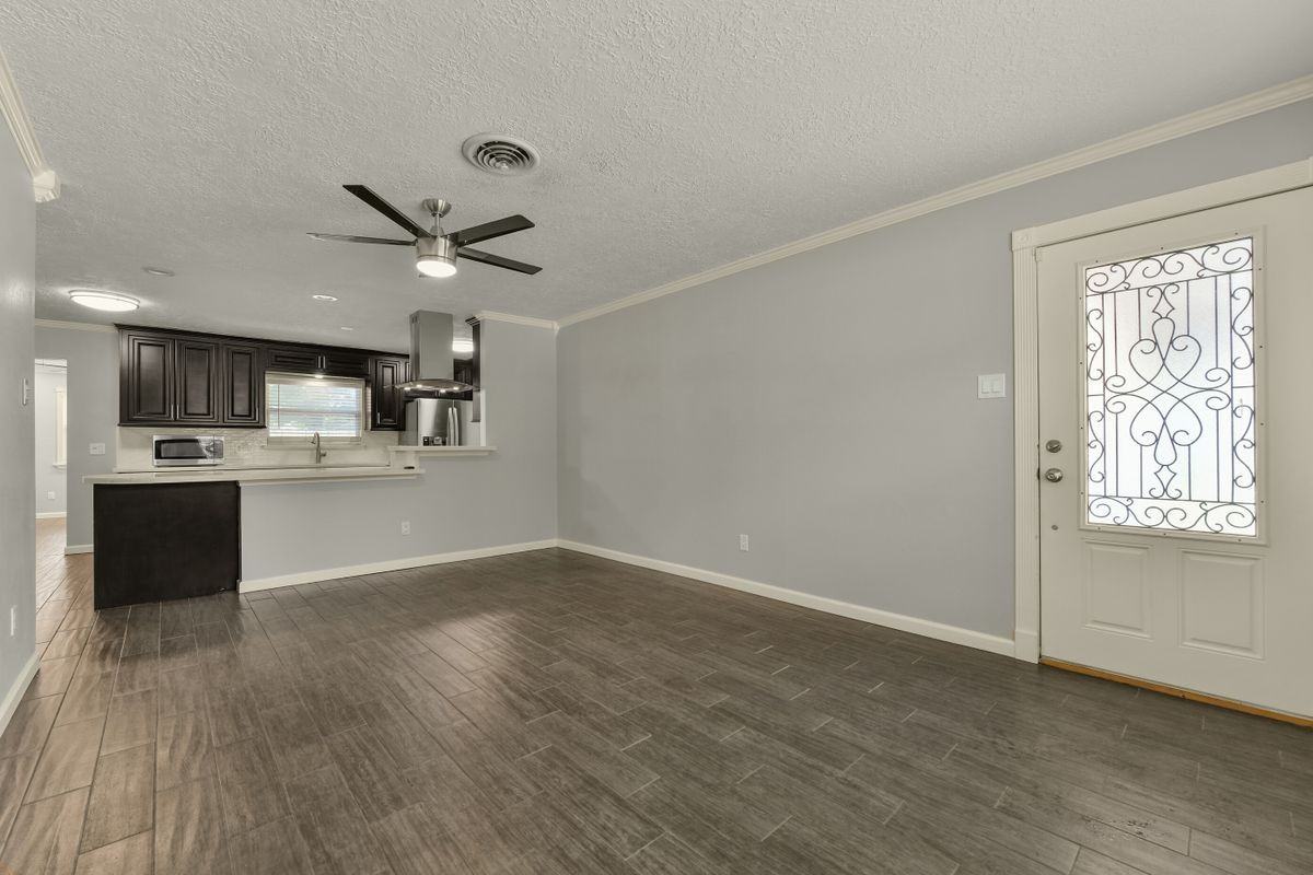 1125 Grace St - Photo 5 of 28