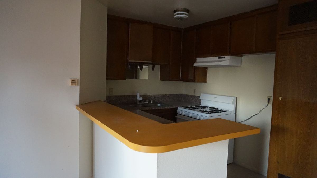 1441 Lake Shore Ave - Photo 3 of 15