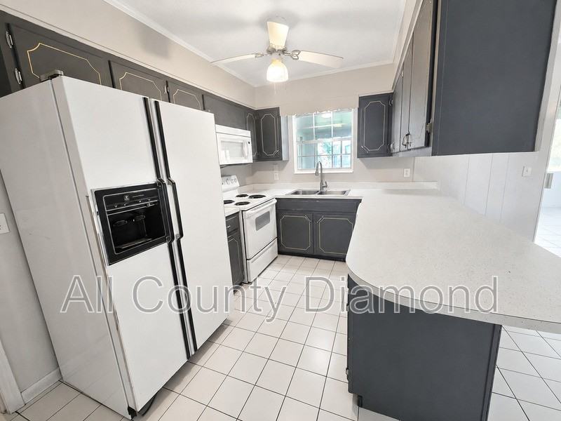 215 S Kimbrel Ave - Photo 4 of 21