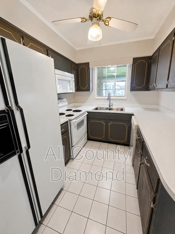 215 S Kimbrel Ave - Photo 5 of 21
