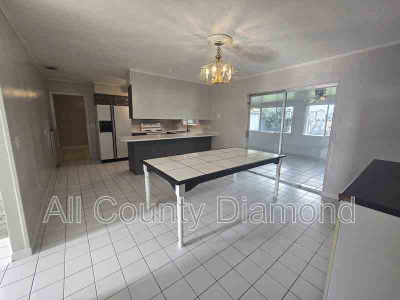 215 S Kimbrel Ave - Photo 6 of 21