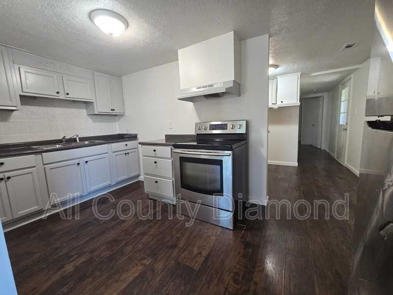 237 Helen Ave #B - Photo 4 of 13