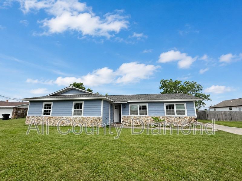 175 N Berthe Ave - Photo 2 of 23