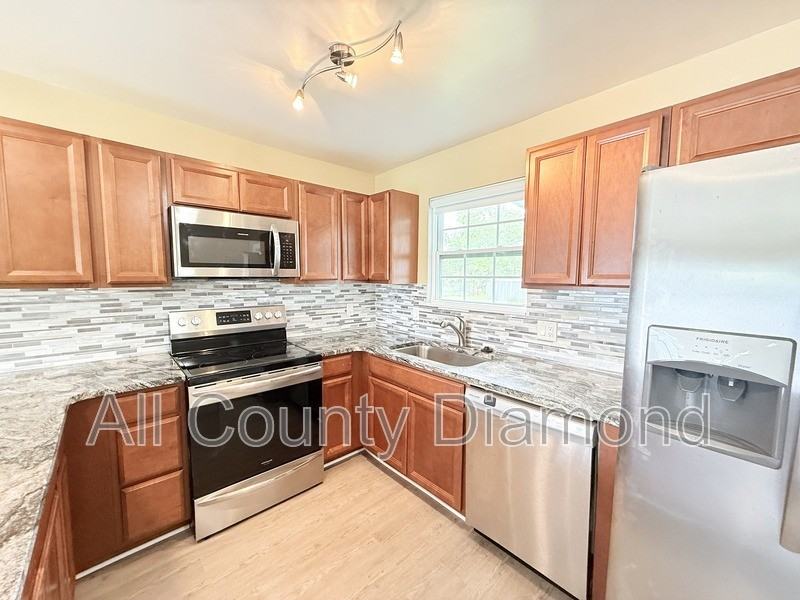 175 N Berthe Ave - Photo 3 of 23