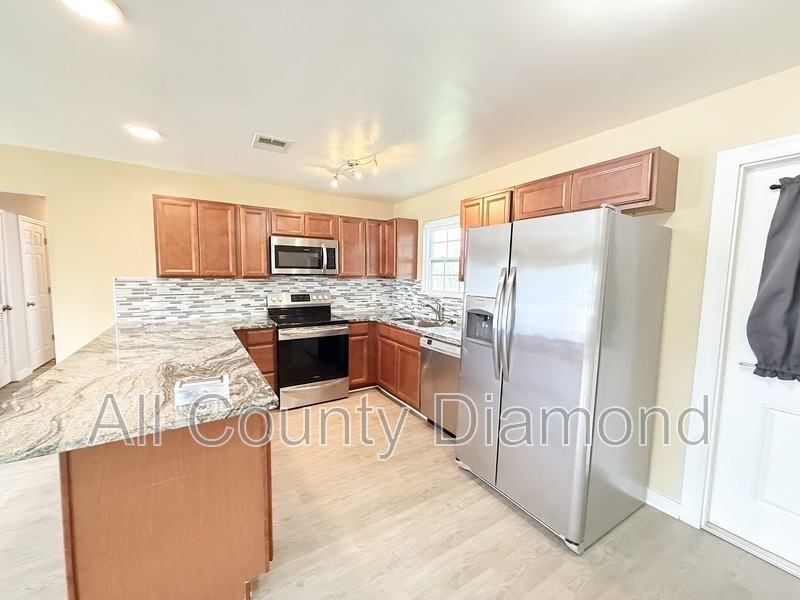 175 N Berthe Ave - Photo 4 of 23