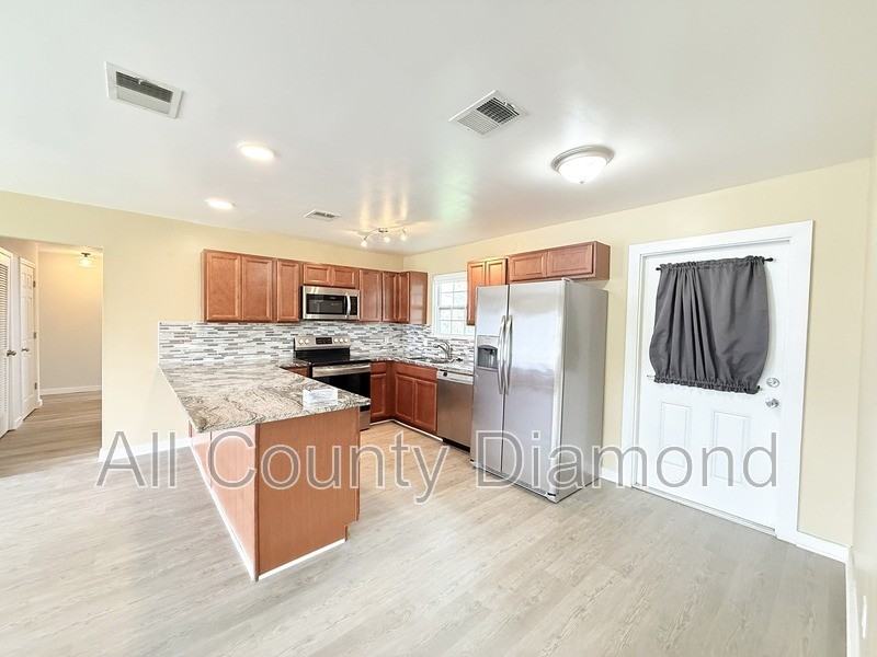 175 N Berthe Ave - Photo 5 of 23