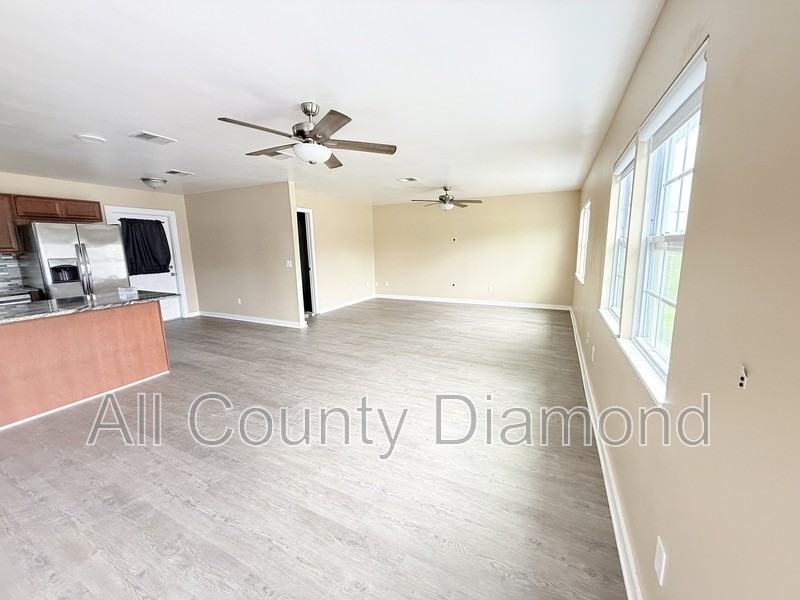 175 N Berthe Ave - Photo 6 of 23