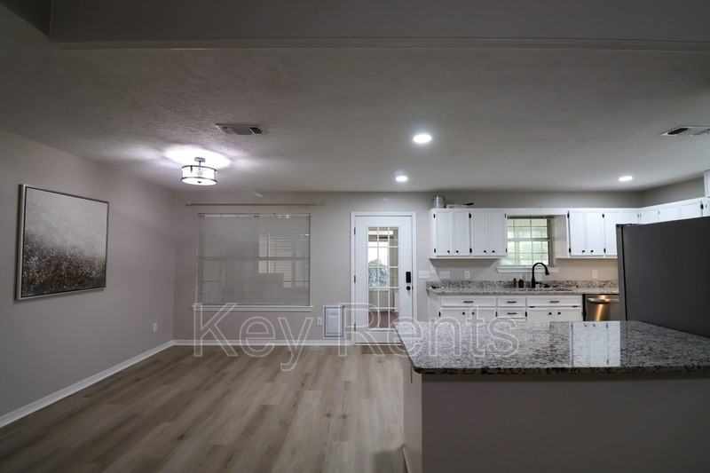 9001 Thompson Dr - Photo 4 of 19