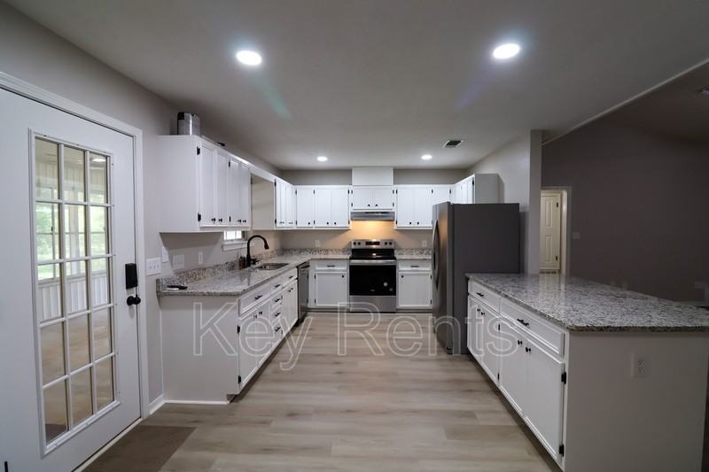 9001 Thompson Dr - Photo 6 of 19
