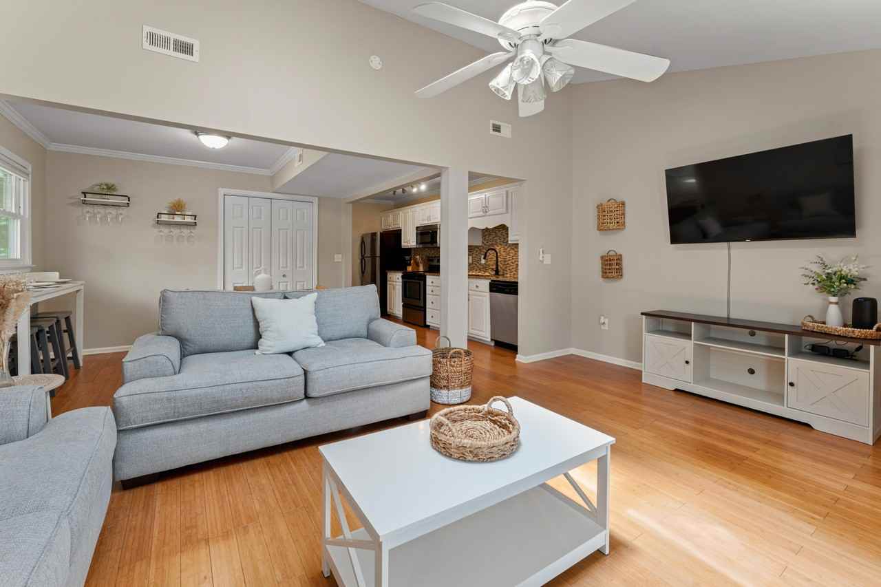 100 Harbor Dr #100 - Photo 3 of 18