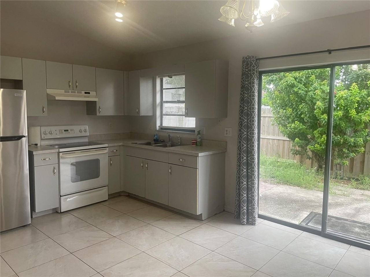 1349 Pierce St - Photo 3 of 7
