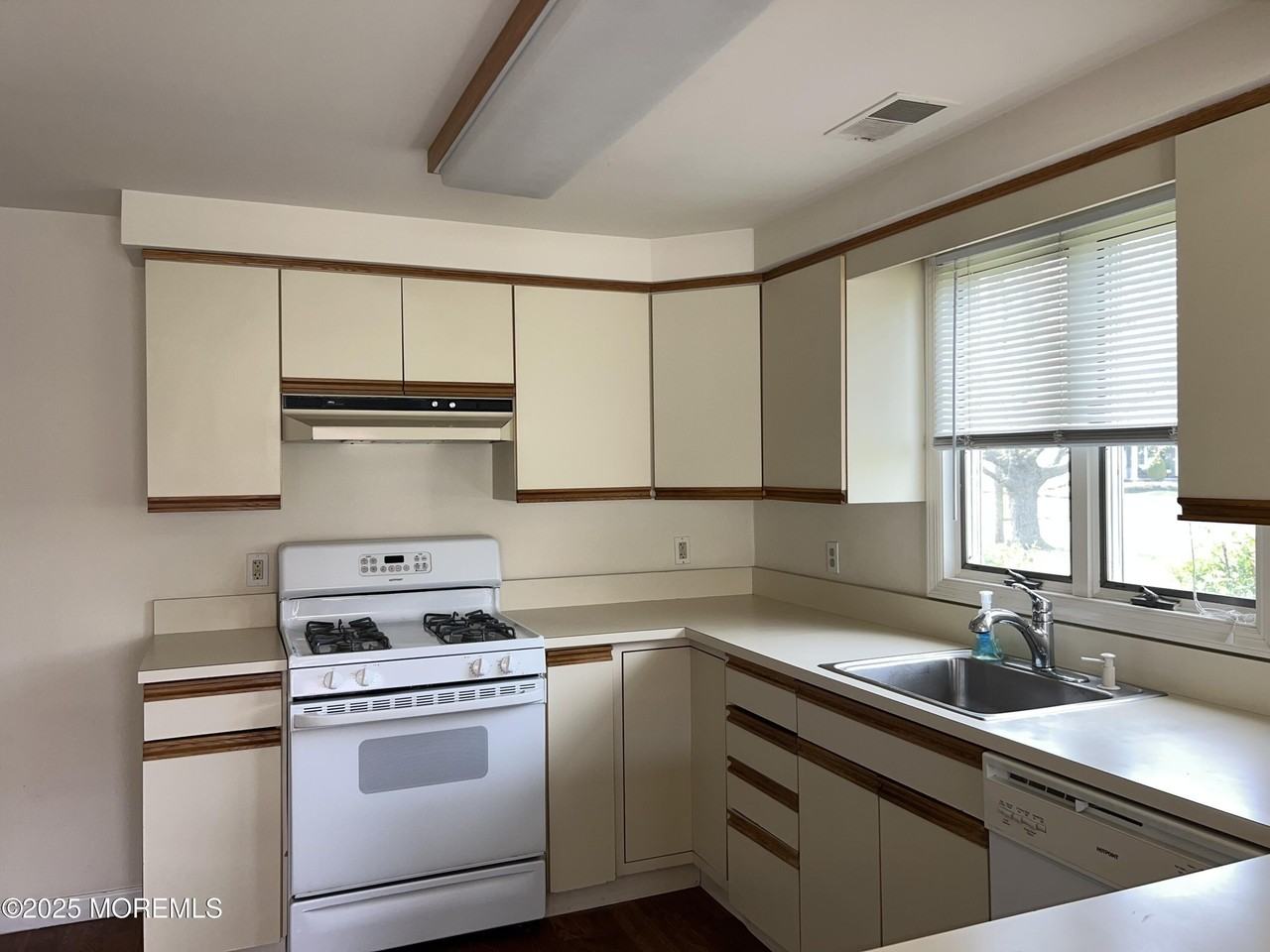 465 Adrian Ave - Photo 3 of 18