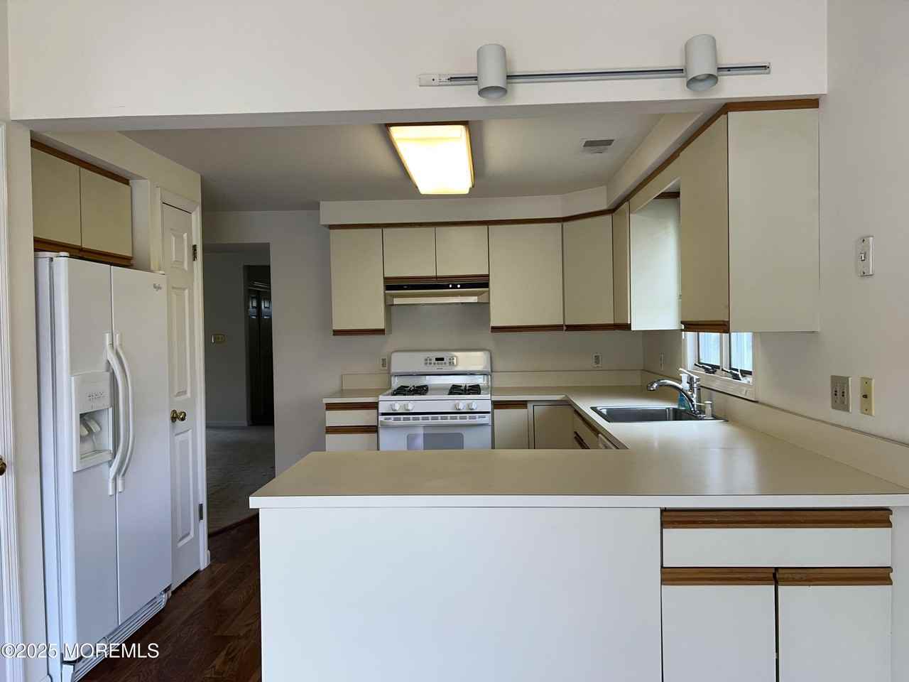 465 Adrian Ave - Photo 4 of 18