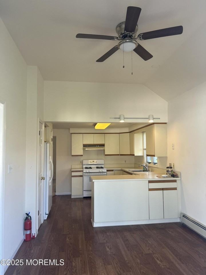465 Adrian Ave - Photo 5 of 18