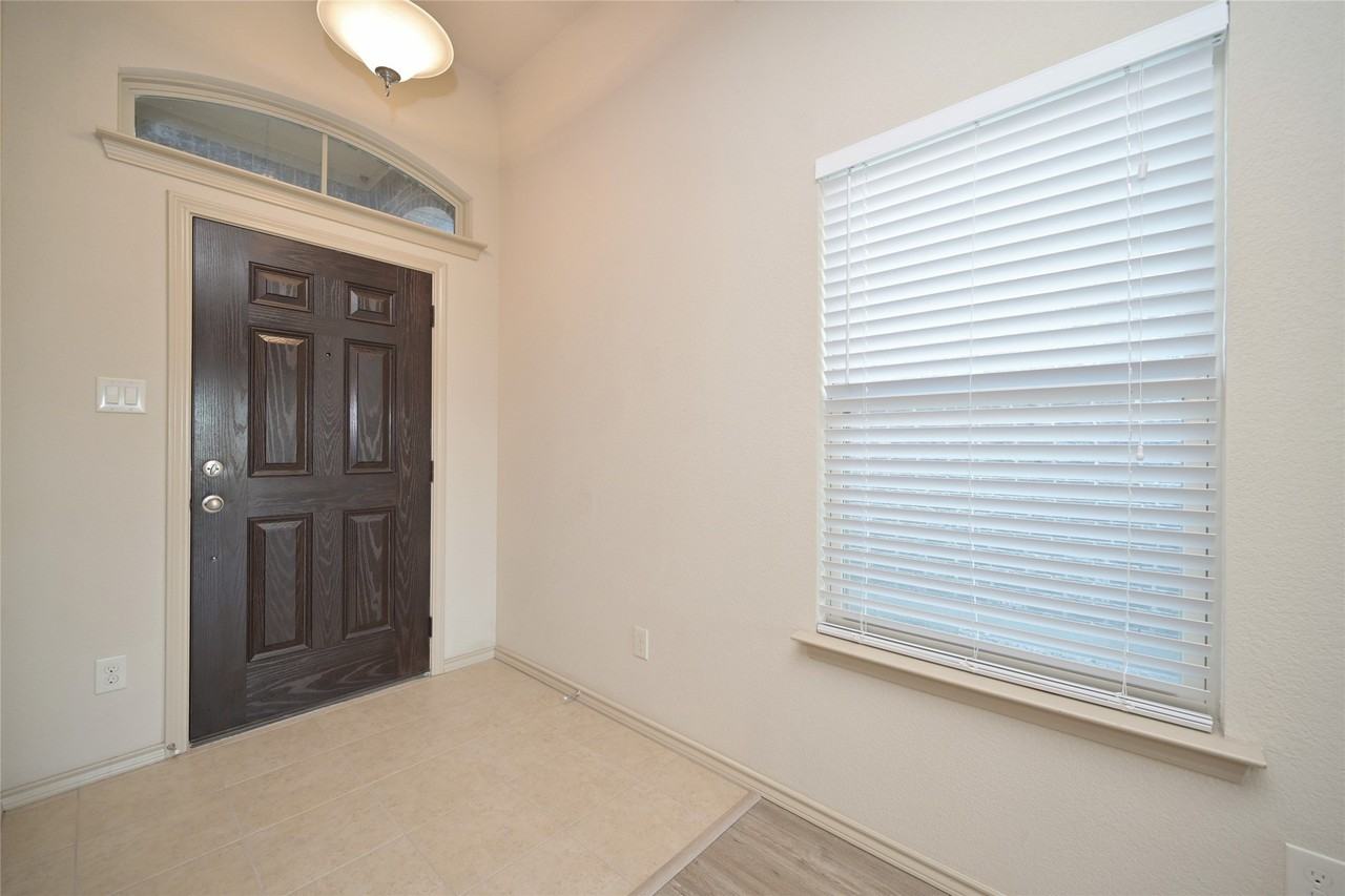 5933 Comanche Peak Dr - Photo 4 of 40