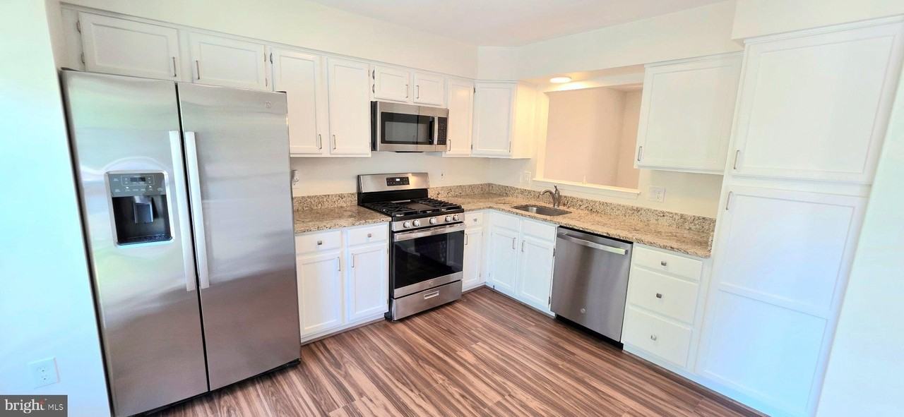 6008 Raina Dr - Photo 4 of 33