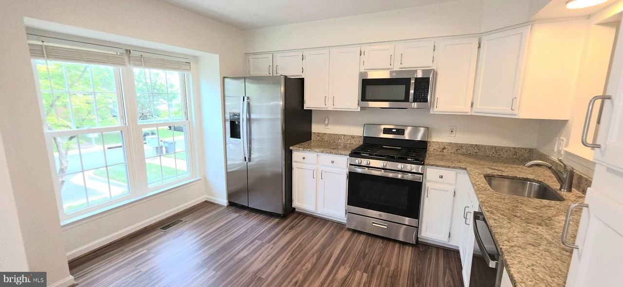6008 Raina Dr - Photo 5 of 33