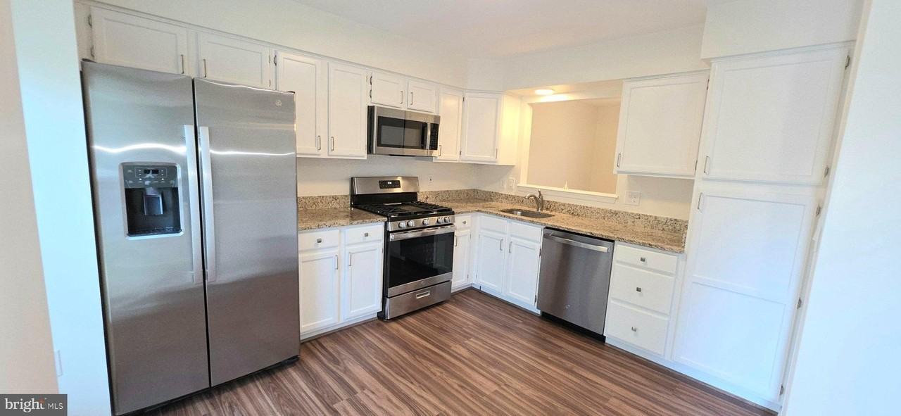 6008 Raina Dr - Photo 6 of 33