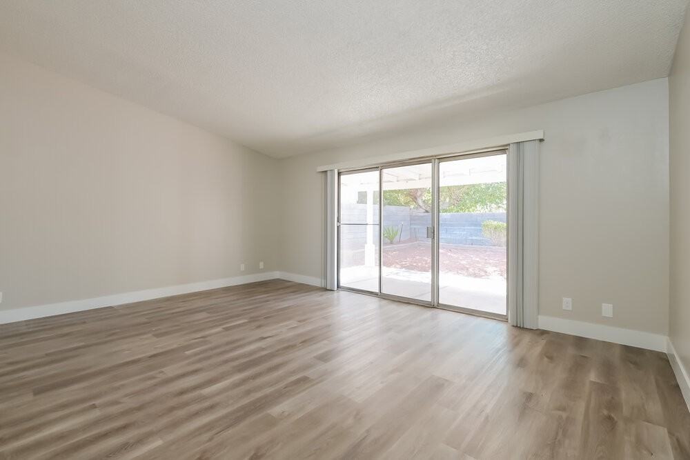 1555 Calabria Dr - Photo 4 of 16