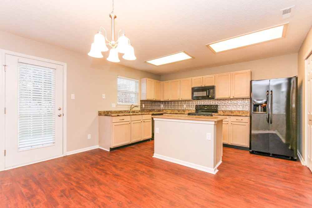 2425 Woodmont Ct - Photo 5 of 15
