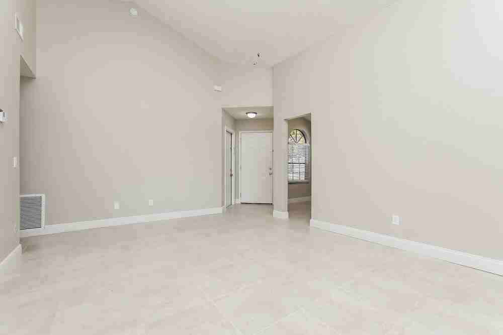 173 Lakeside Cir - Photo 4 of 16