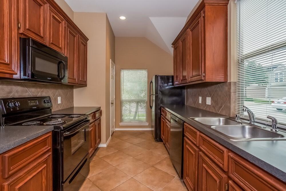 16531 Strathmore Manor Ln - Photo 7 of 15