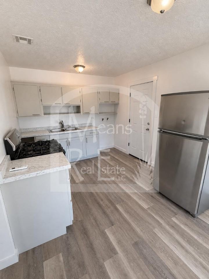 1204 W Edwards St - Photo 2 of 5