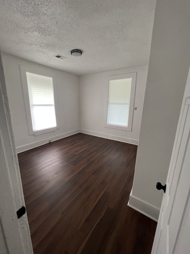 1113 E Trigg Ave - Photo 2 of 7