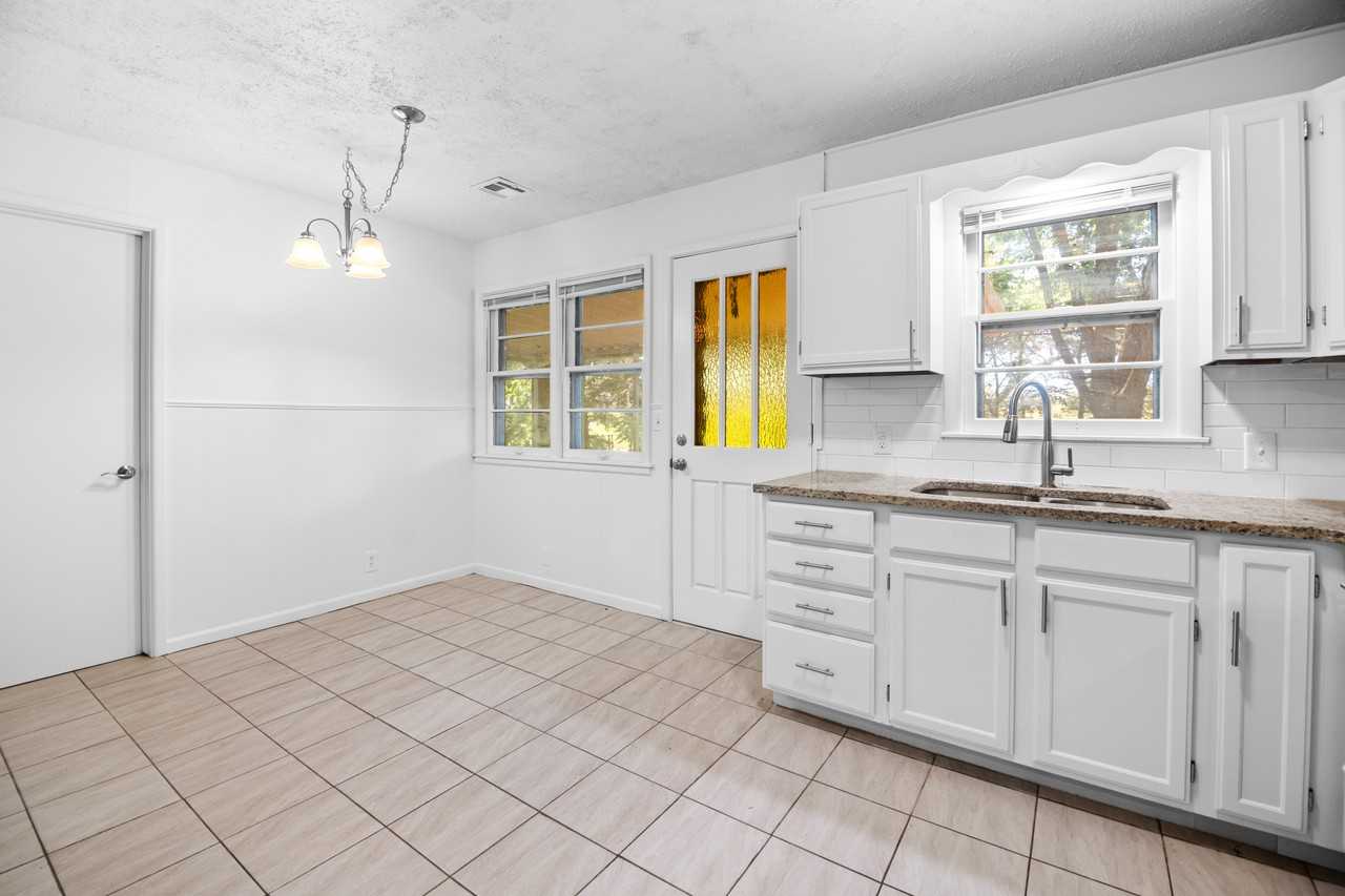 1860 Windsor Ct - Photo 4 of 16
