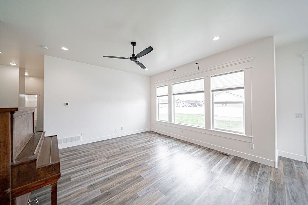 3258 Harlow Dr - Photo 4 of 13